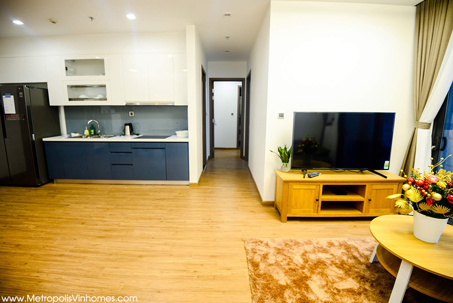 Không gian bếp + lối vào các phòng ngủ của căn hộ Metropolis M2.3205 (78.98m2, 2 ngủ)