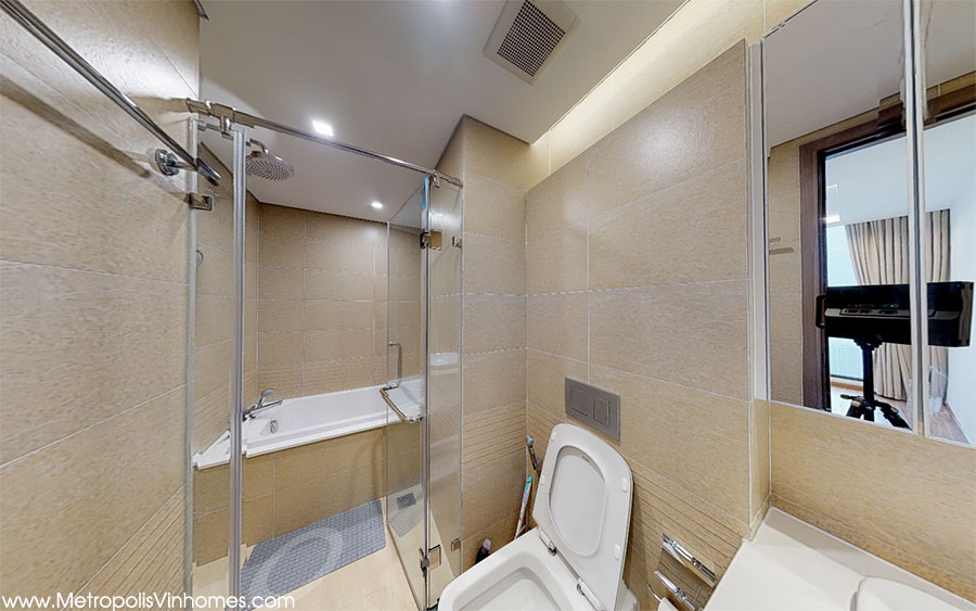 Toilet of large bedrooms - Vinhomes Metropolis M2 (76.41m2)