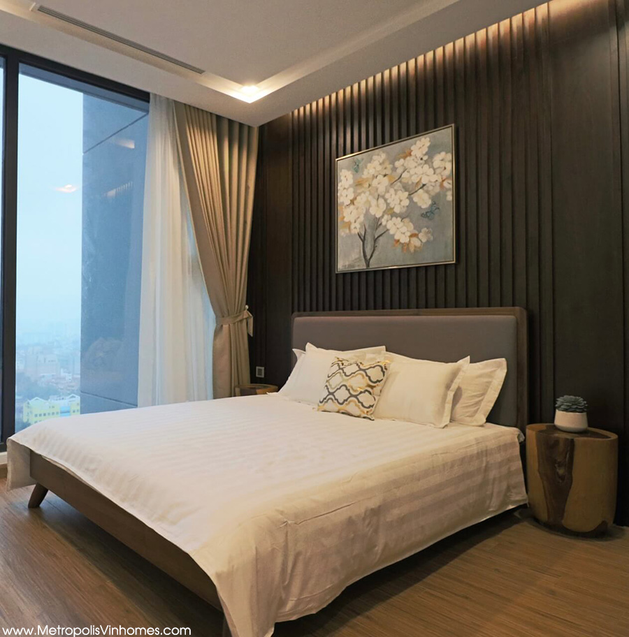 Bed of a large bedroom - Vinhomes Metropolis M3 78.42m2 Full option