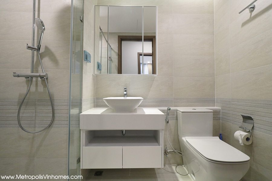 Shared bathroom - Vinhomes Metropolis apartment in M3 building (2-bedrooms)