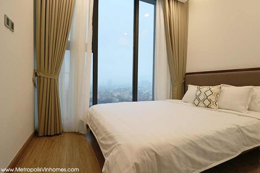 Giường phòng ngủ nhỏ - căn hộ Metropolis M3 78.42m2 cho thuê đủ đồ.