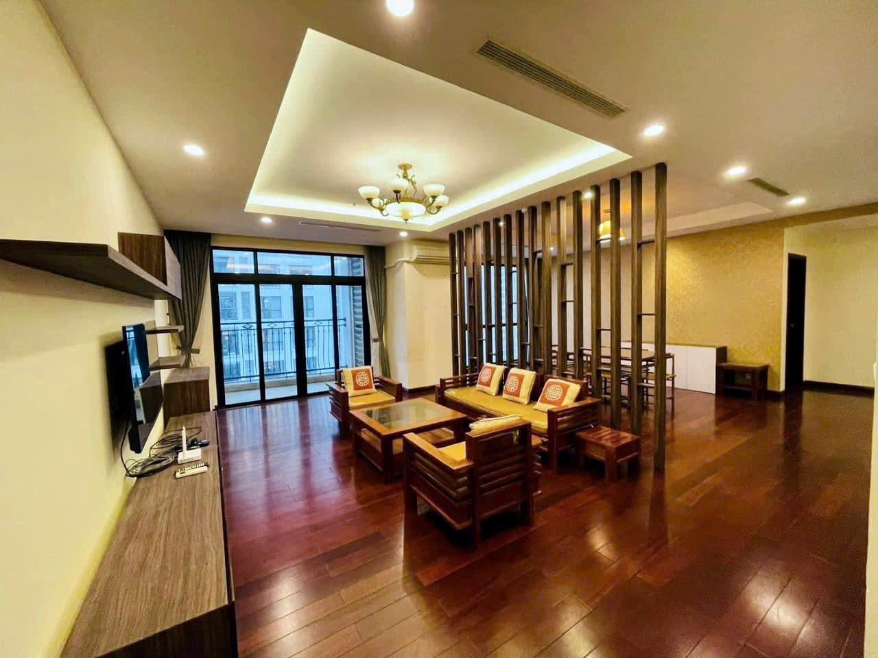 Bán căn góc 3 ngủ 181m2 tòa R1 - View Bể bơi