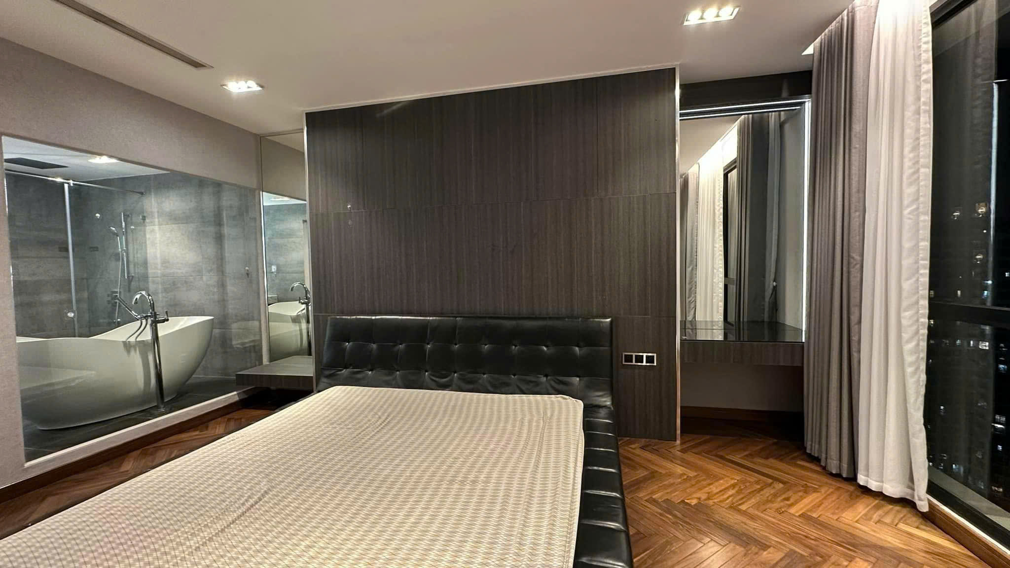 Chính chủ Bán căn hộ 2 ngủ tòa R4 Royal City